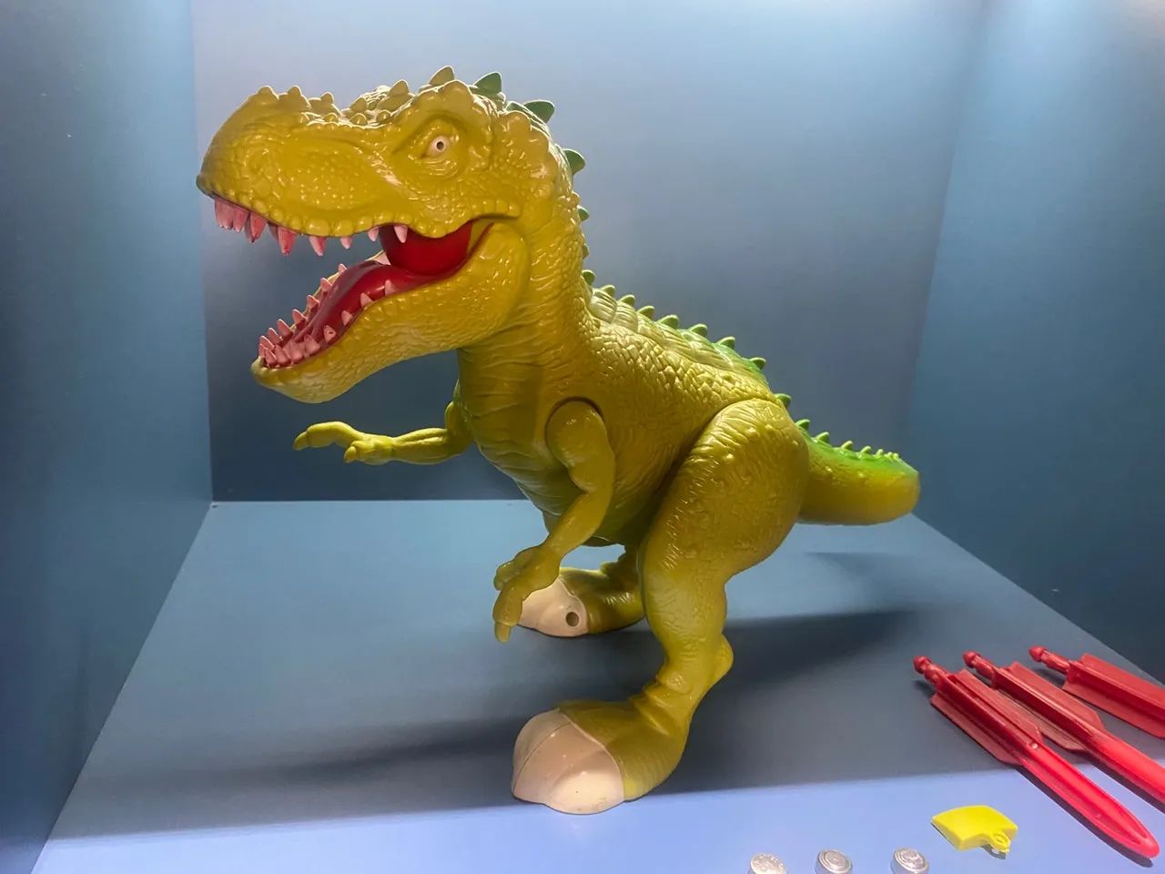 Dinossauro de brinquedo com acessórios