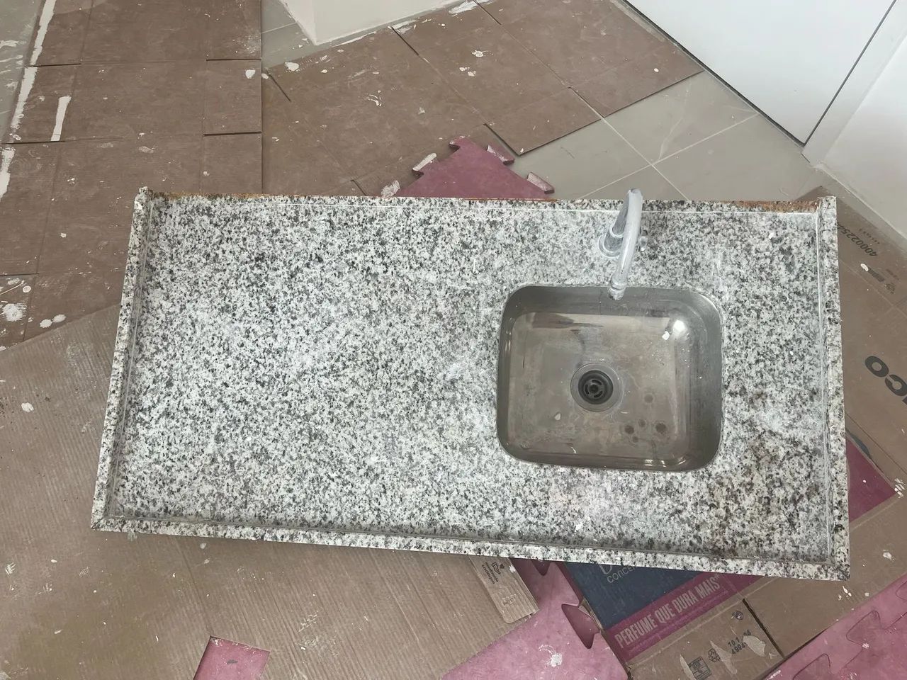 Pia de granito com cuba e torneira 