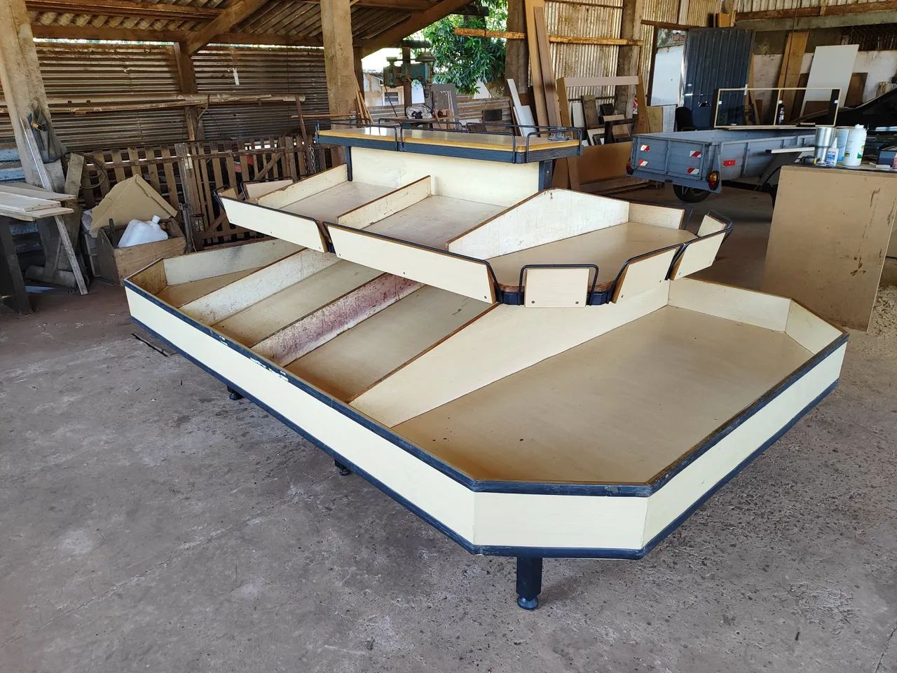 Expositor Branca flv 250 cm por 164 cm, altura 121 cm - Foto 3