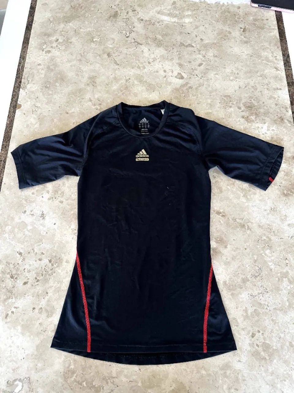 Camiseta térmica adidas masculina nunca usada