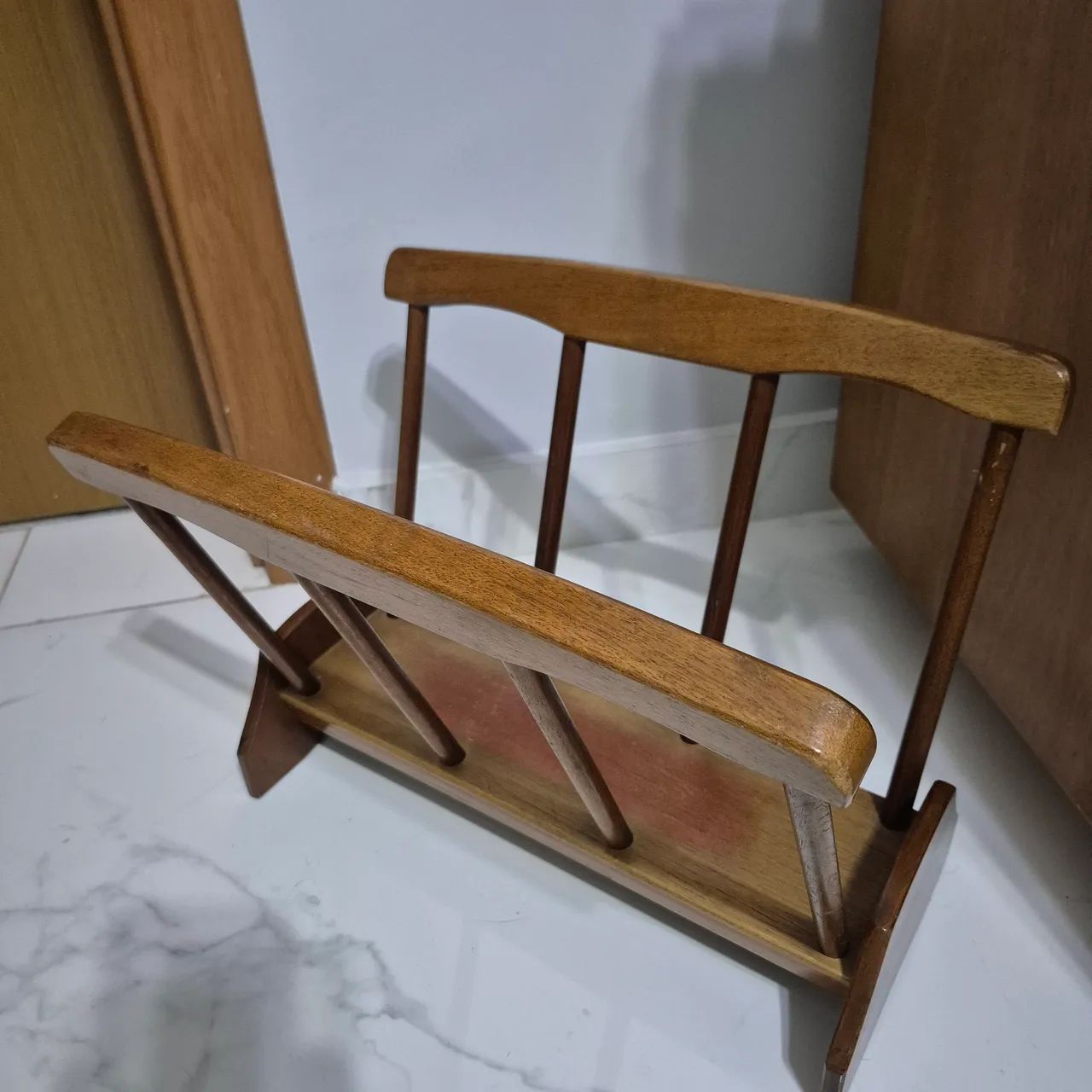 Porta revista de madeira envernizada 64728974755457120