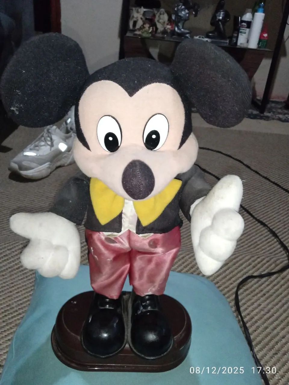 Antigo brinquedo musical Mickey Mouse.