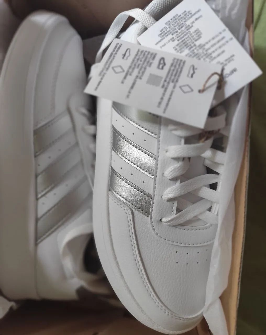 Tênis Adidas Branco com Detalhes Prateados - Foto 2