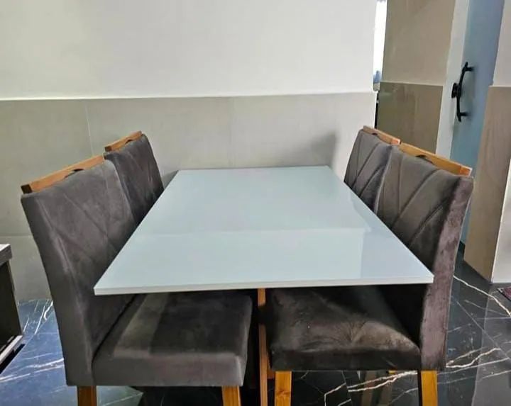 Mesa de jantar tampo com vidro e cadeiras em madeira maciça  - Foto 2