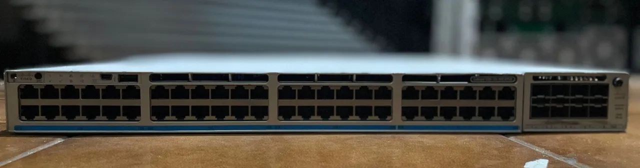Switch Cisco Catalyst 9300 48UX  - Foto 2