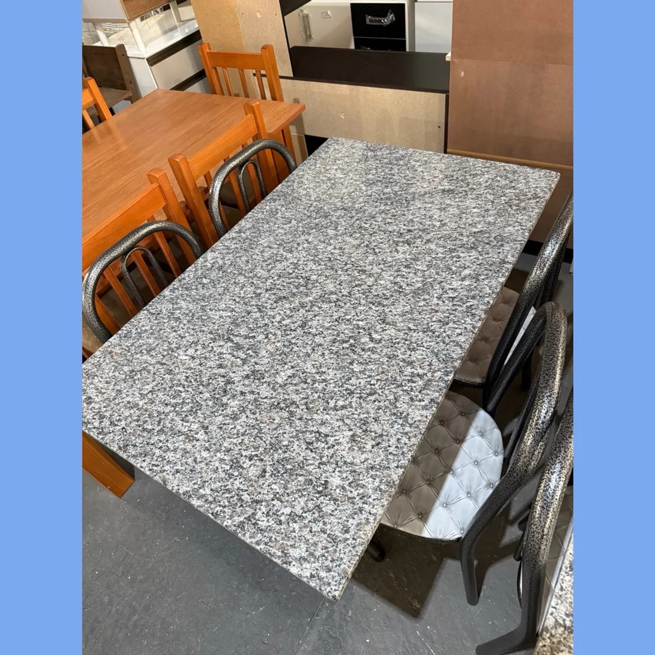 Mesa com 4 cadeiras tampo granito - entrego 