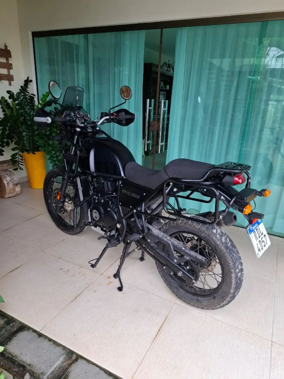 moto himalayan , quase sem uso