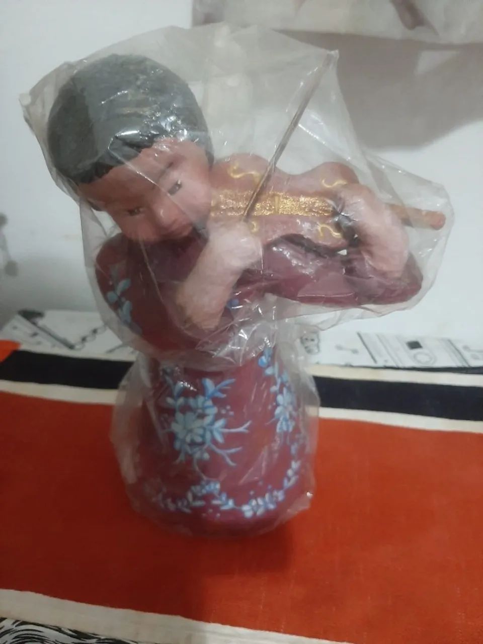 Bibelô de Anjo tocando violino