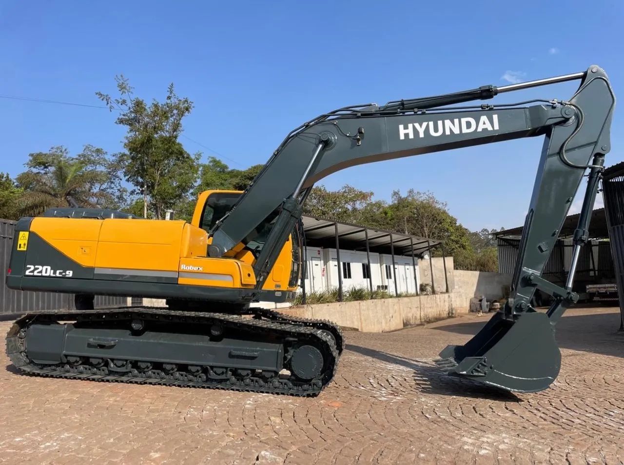 Escavadeira Hyundai 220 LC-9 ano 2018 com média de 6500 horas, em MG