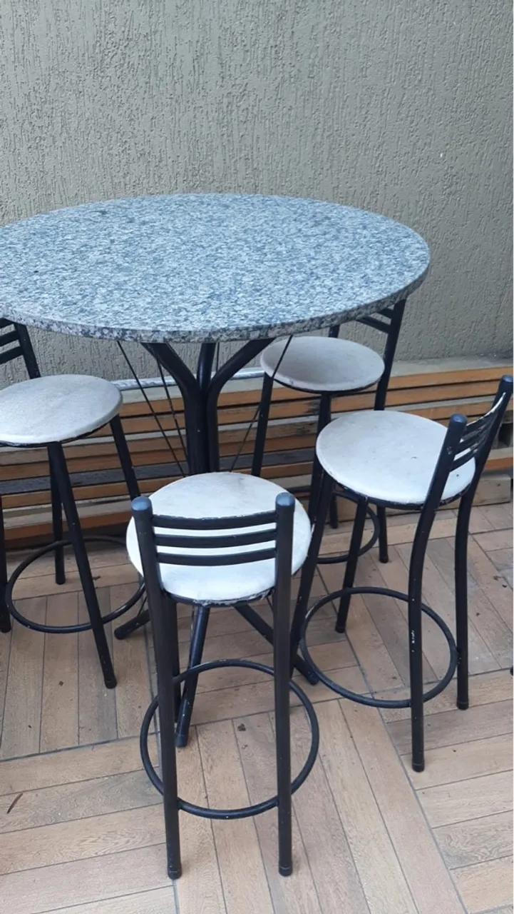 Conjunto de mesa redonda com 4 banquetas