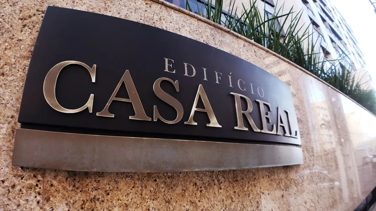 Vendo CASA REAL 230 m² 4 Suítes 2 Varandas 1 Lavabo 5 WCs 1 Despensa DCE 2 Vagas PONTA VER