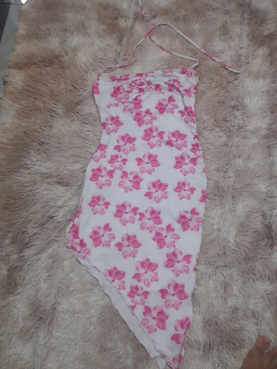 Vestido branco com flores rosas