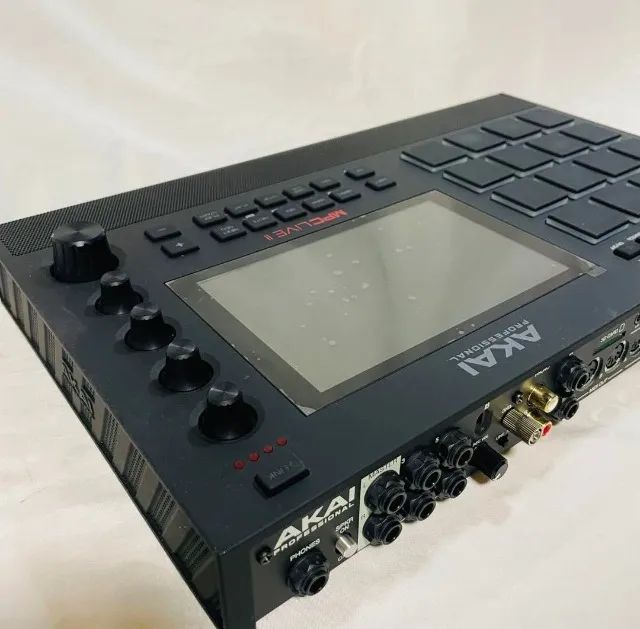 AKAI MPC Live 2 II como nova, com pelicula ainda - Instrumentos