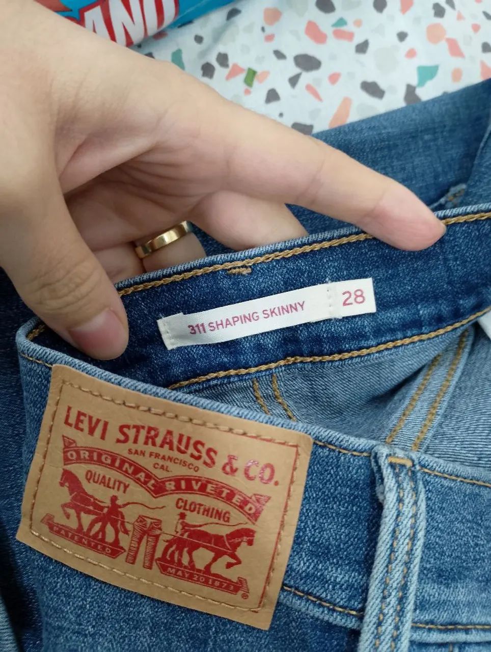 Calça jeans Levis tamanho 28 infantil - Foto 5