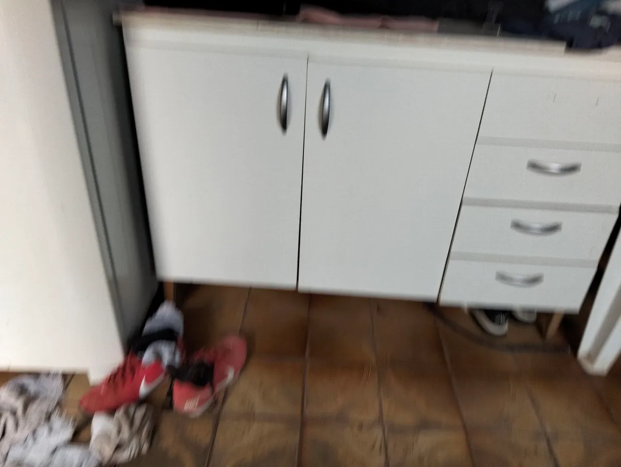 Armário branco com gavetas