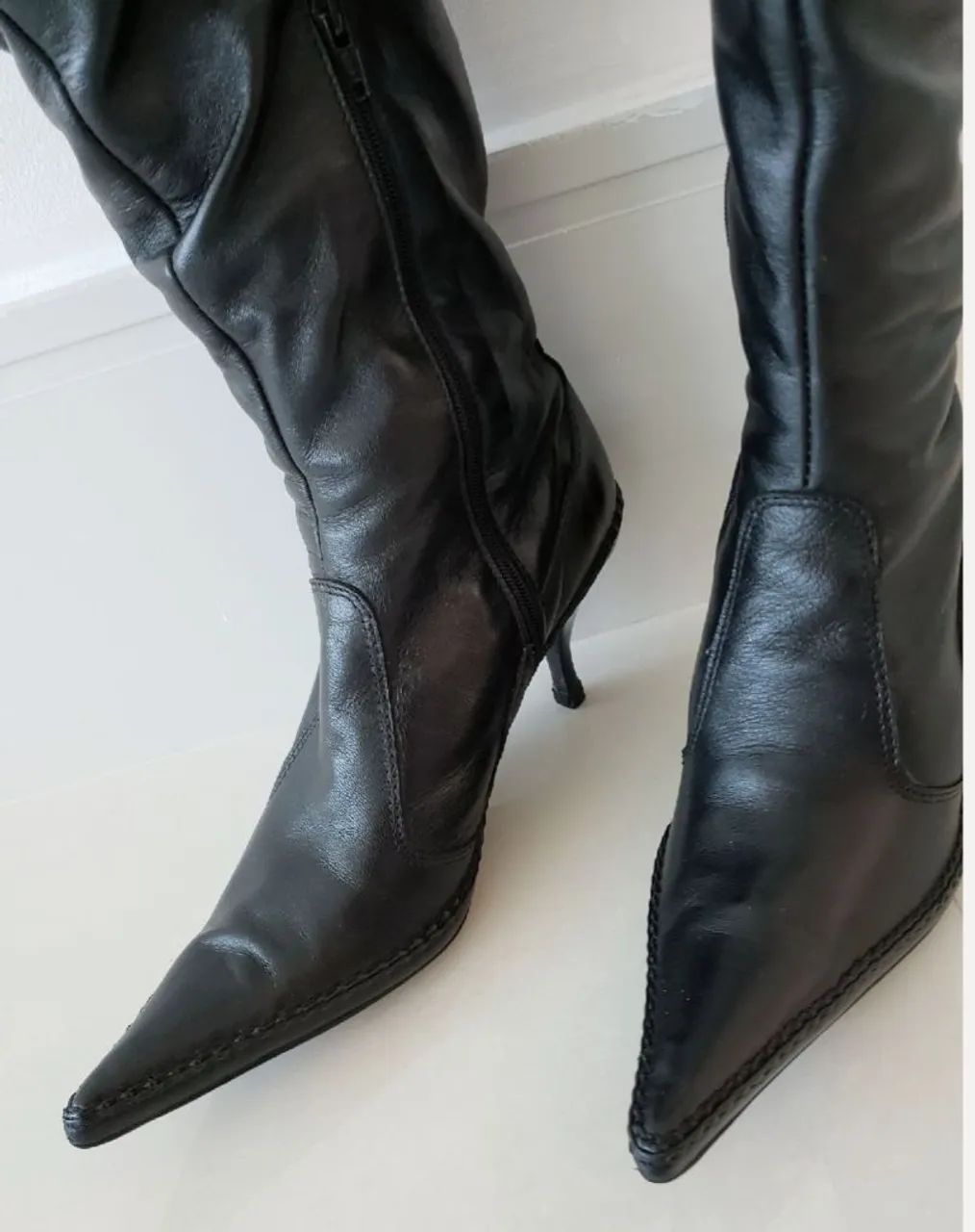 Botas Femininas de Couro Preto - Foto 4