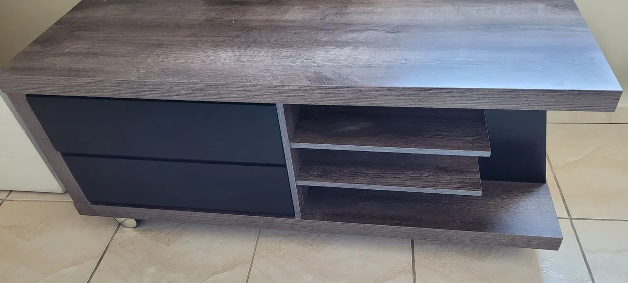 Rack de TV com 2 gavetas e prateleiras