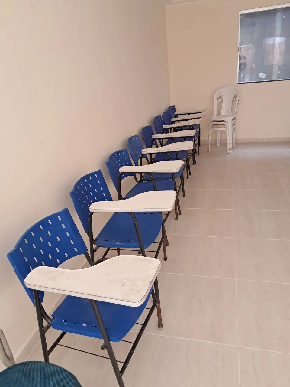 Cadeiras universitárias com prancheta
