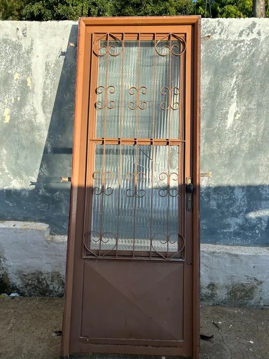 Porta de ferro com vidro e grade