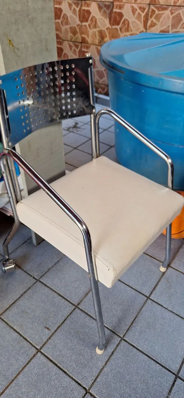 Cadeira de metal com assento estofado