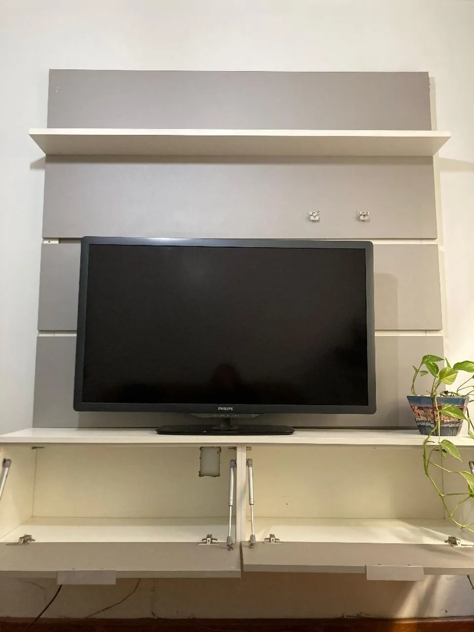 Painel de TV com rack e prateleira