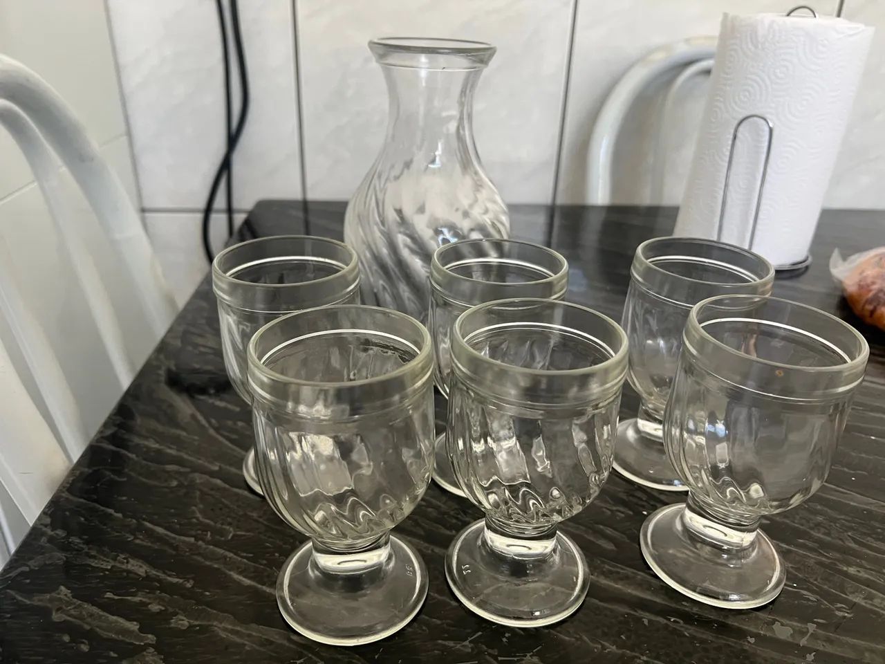 Jarra e taças para servir suco