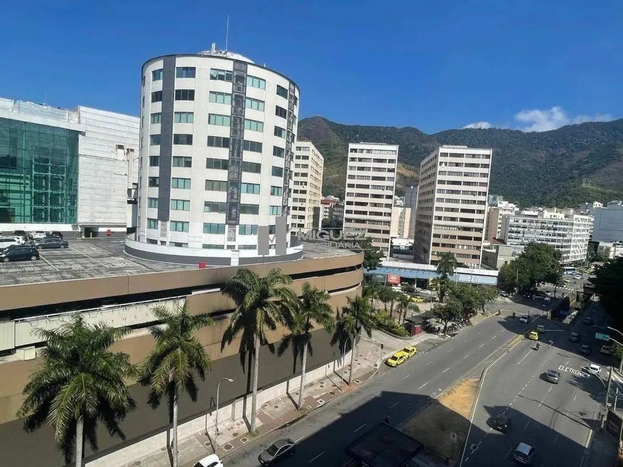 Apartamento para alugar debruçado no Shopping Tijuca! Sala 2 quartos com 1 vaga!