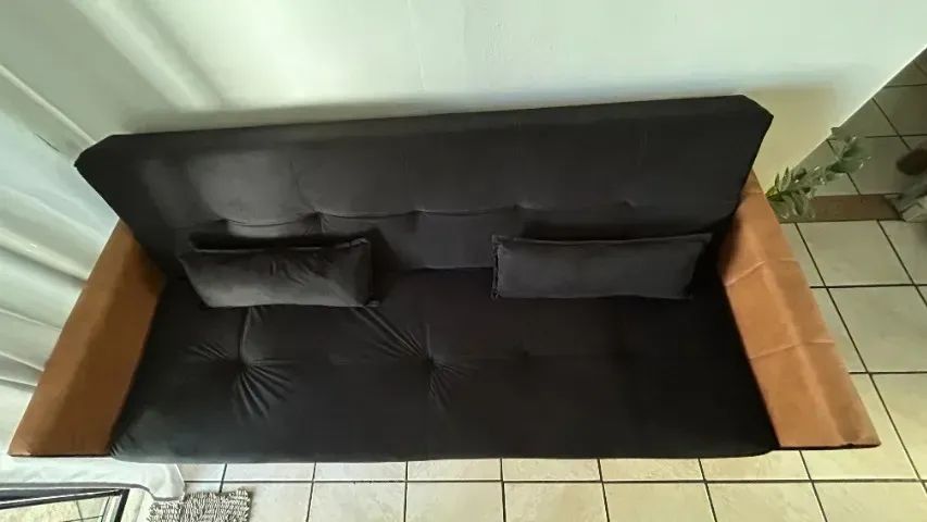Sofá cama belluno preto tecido veludo braço com detalhe courino FRETE GRATIS - Foto 3