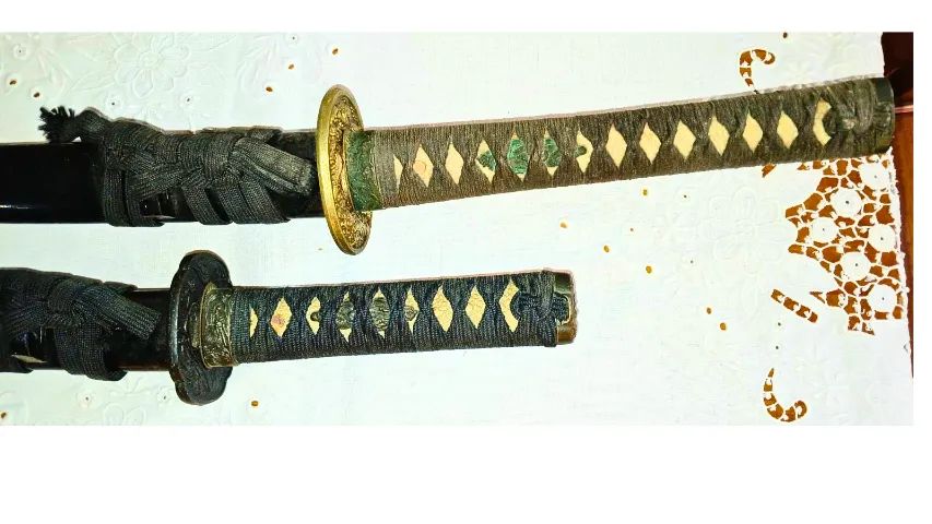 CONJUNTO DE RÉPLICAS DECORATIVAS DE ESPADAS SAMURAI JAPONESAS - KATAKANA e WAKISASHI - Foto 2