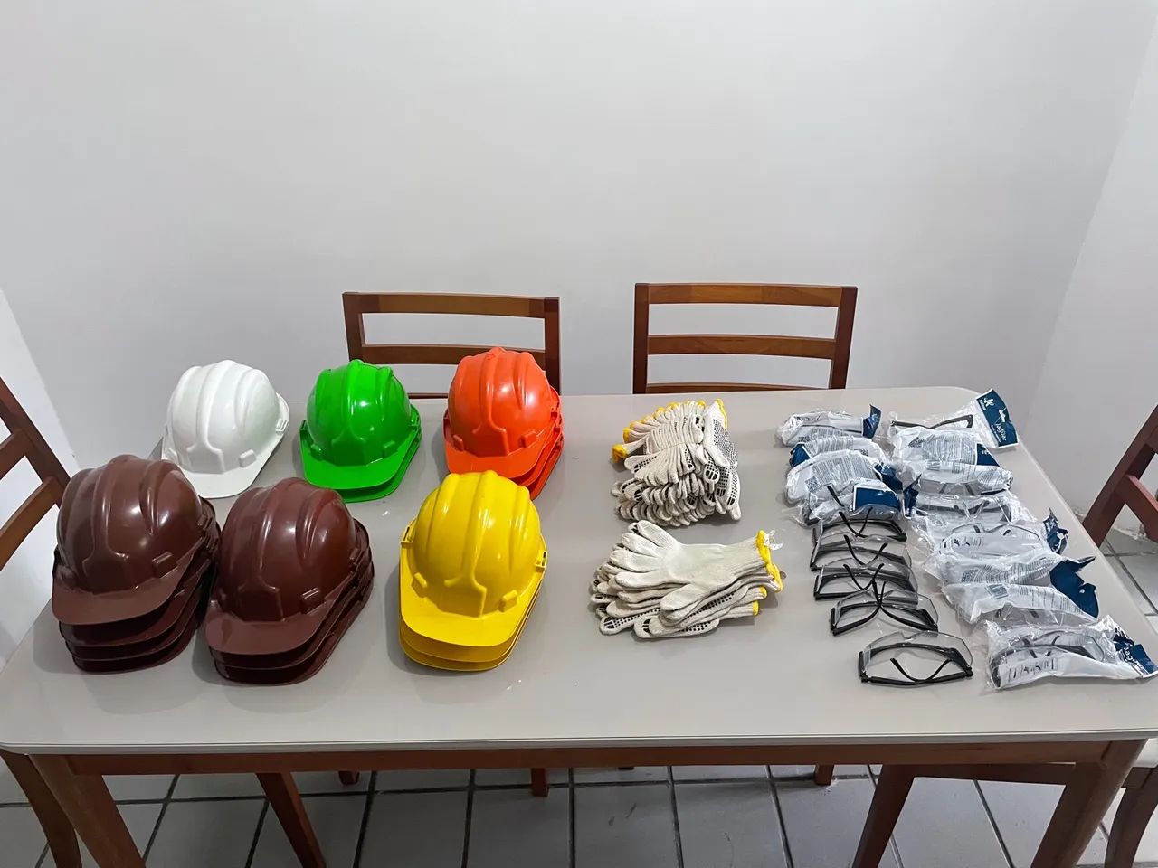 Kit EPI Completo: Capacetes, Óculos e Luvas de Segurança