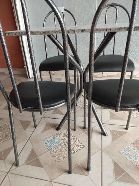 Conjunto de mesa e cadeiras em metal -NOVOS