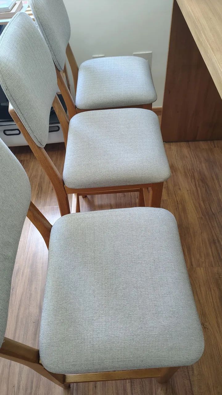 Mesa em madeira maciça com banquetas 64861632337794125