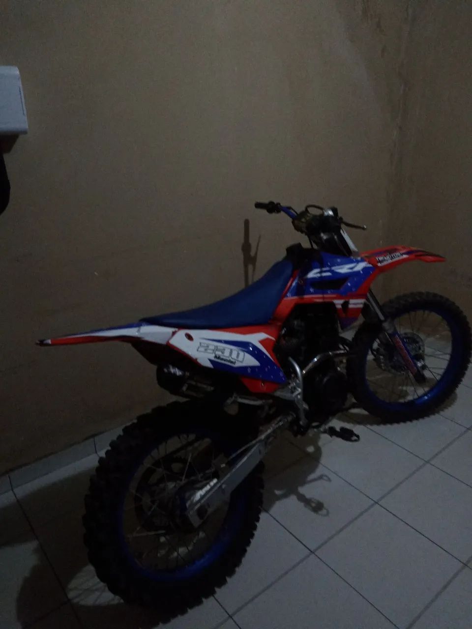 Moto de trilha xr200 com roupa de crf - Foto 4