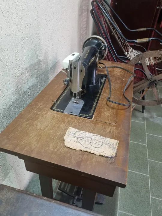 maquina de costura com gabinete usada Singer 1963 orginal. - Foto 2