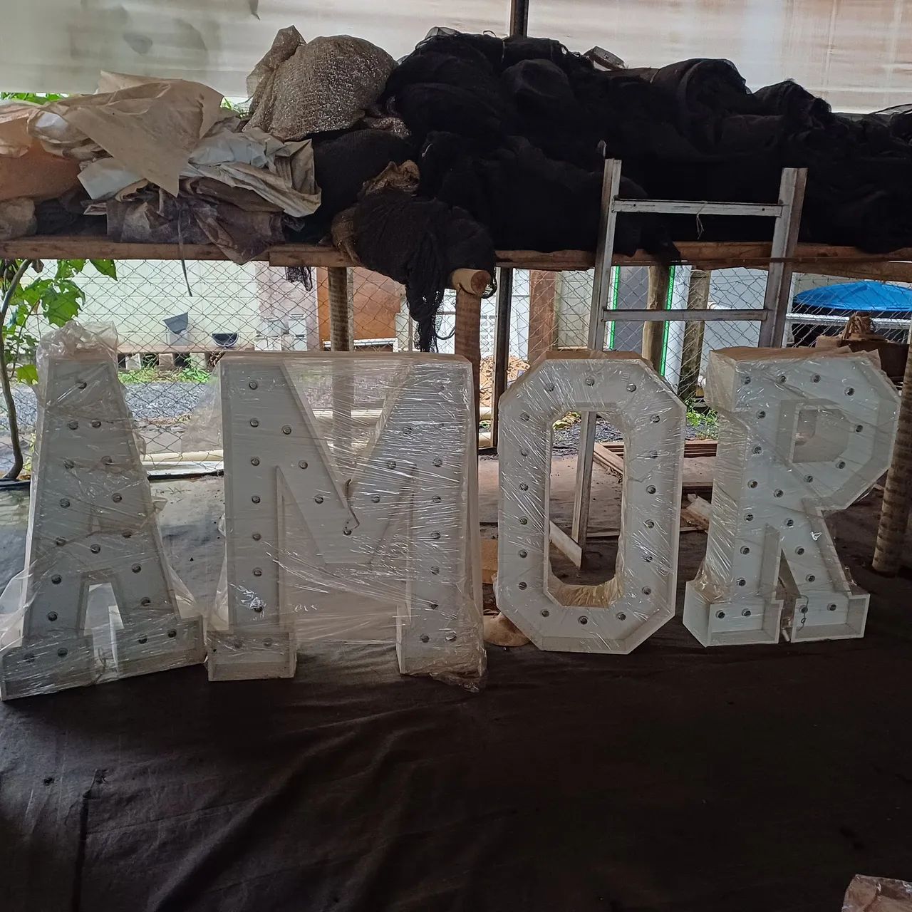 Letras decorativas para eventos "AMOR" com luzes