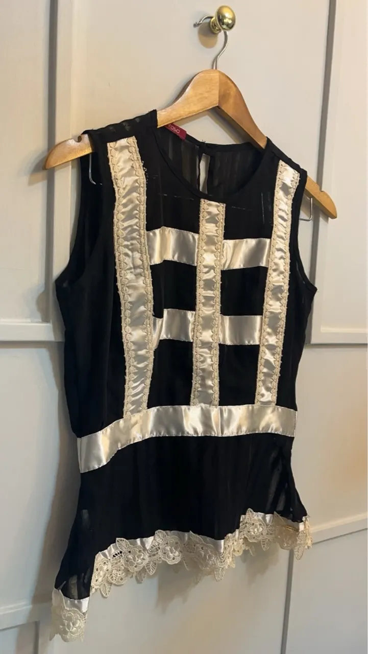 Blusa preta com detalhes em branco e renda