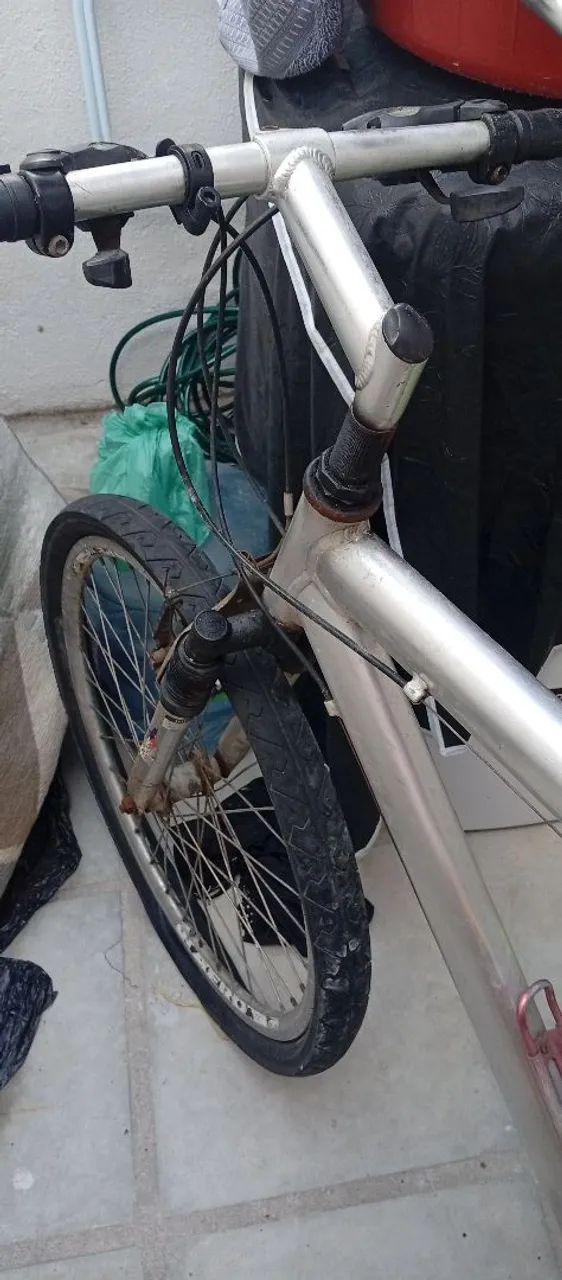 Vendo bicicleta,os pneus baixos e com uma folga. - Foto 2