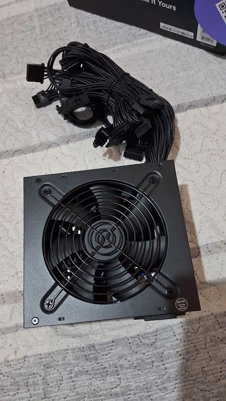Fonte de Desktop Cooler Master 650W.