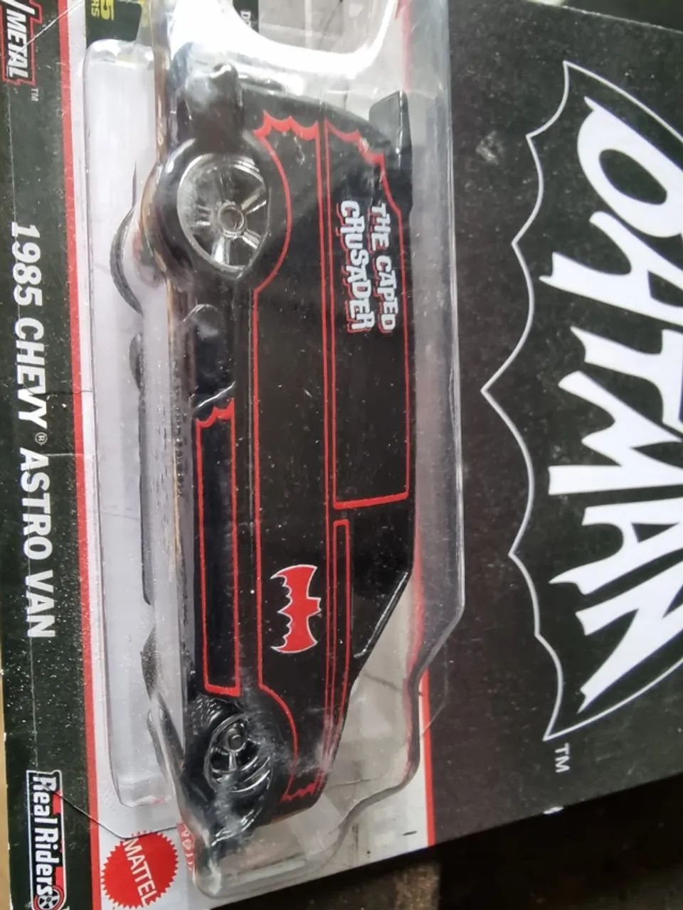 Hot Wheels Premium Pop Culture 1985 Chevy Astro Van com temática do Batman - Foto 3
