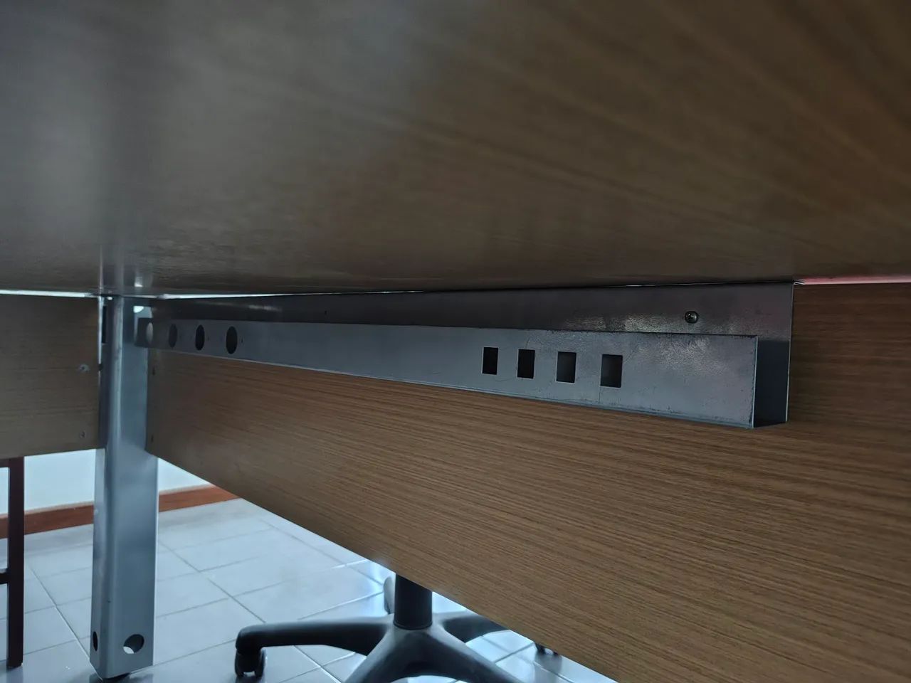 Mesa escritório em L com armário  - Foto 4