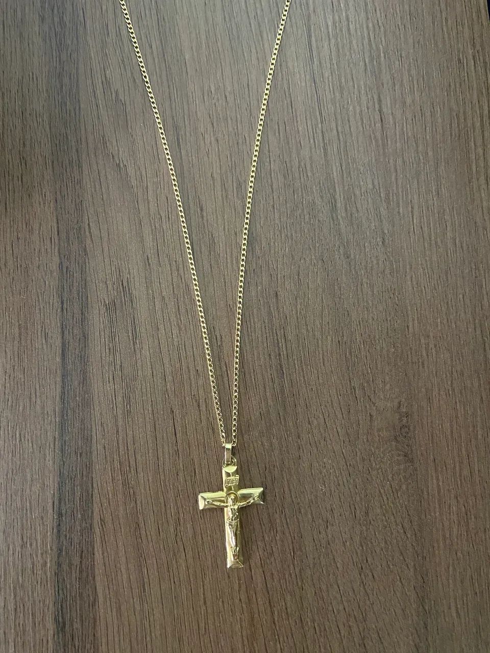 Colar de ouro com pingente 