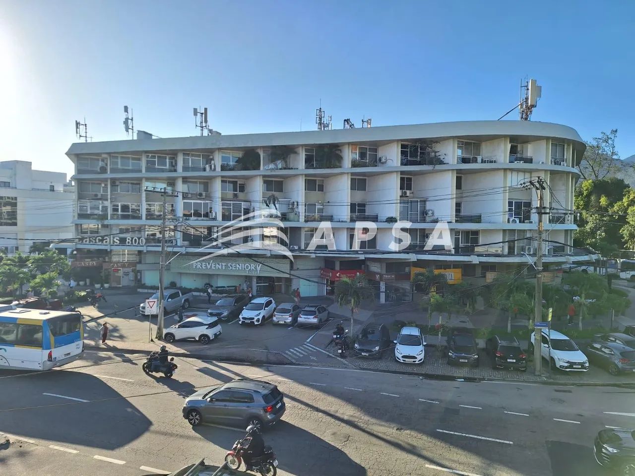 SALA COMERCIAL COMPOSTA POR AMBIENTE PRINCIPAL, LAVABO E COZINHA, OFERECENDO PRATICIDADE E