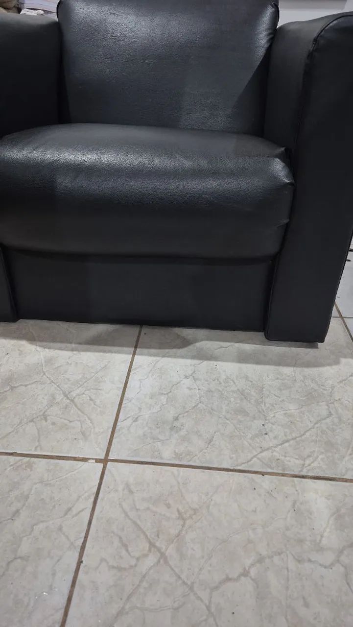 poltrona de 1 lugar, revestida em courino/couro sintético.