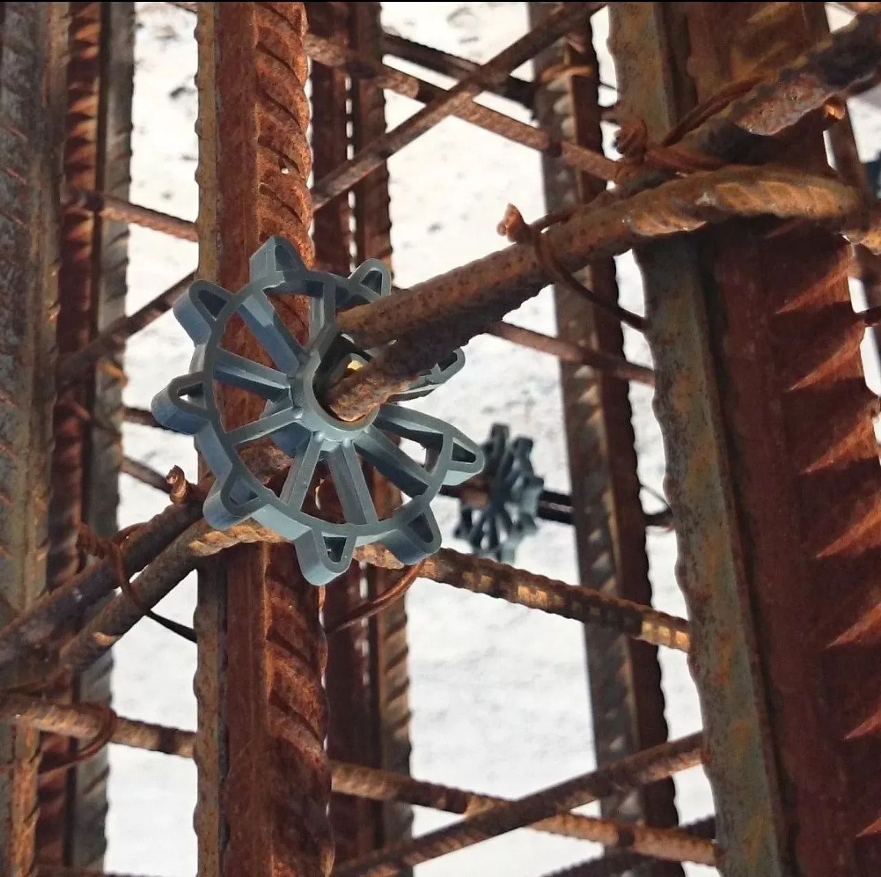 200 concrete spacers for beams, columns and slabs
