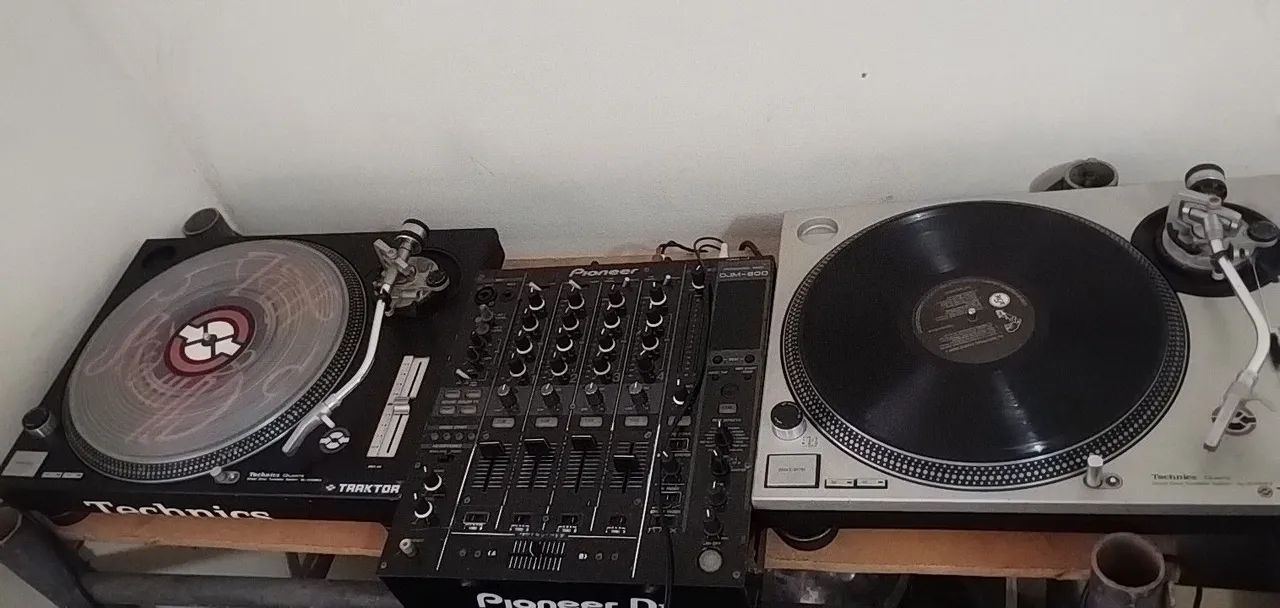 Par de toca discos technics sem o Mixer com agulha  shel.