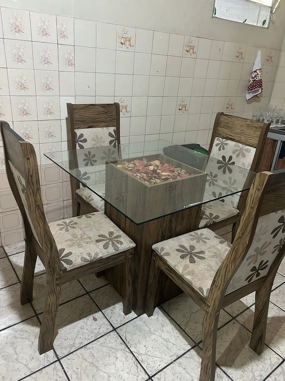 Mesa de vidro com quatro cadeiras - Foto 2