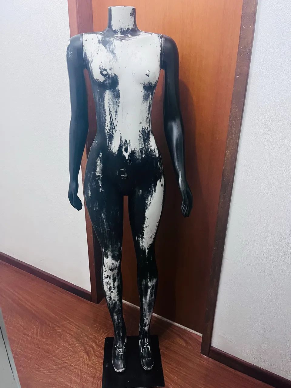 Manequim para loja de roupas pose fitness preto