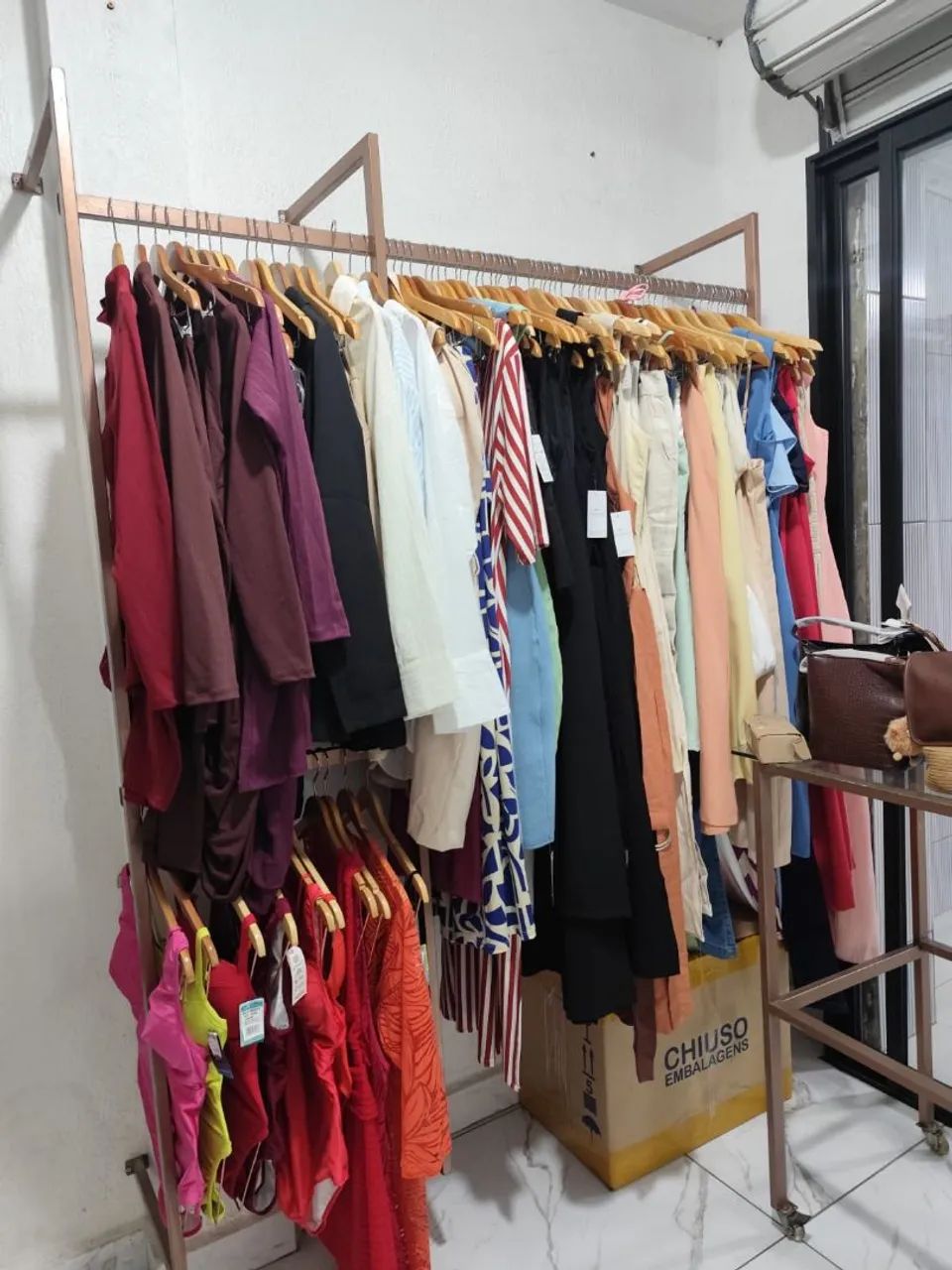Vendo móveis e estoque de loja de roupa feminina  - Foto 5