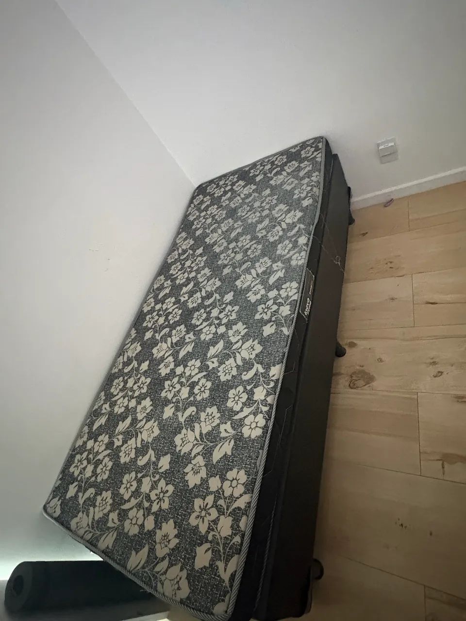 Vendo cama de solteiro 