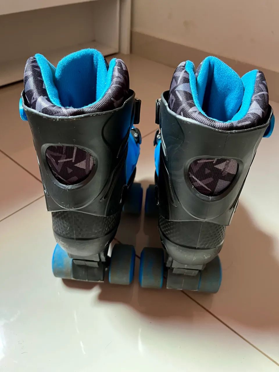 Patins Roller 4 Rodas Azul/Preto - Semi Novo - Foto 3